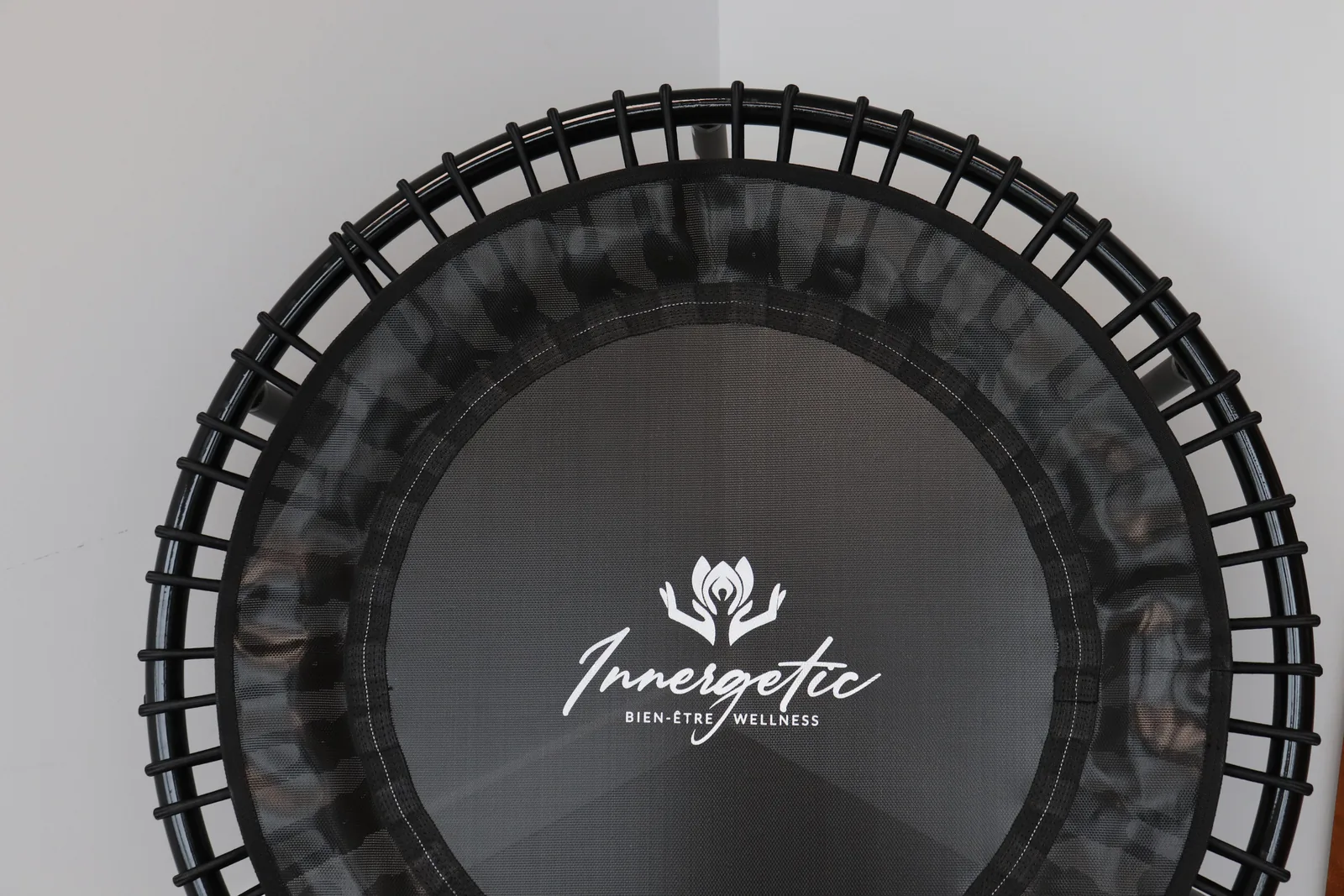 Mini-trampoline Innergetic utilisé dans les cours de mouvement à faible impact